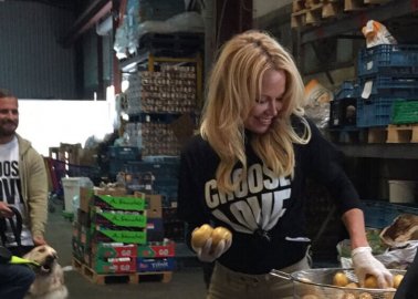 Pamela Anderson Dishes Up Vegan Curry to Homeless Refugees in Calais