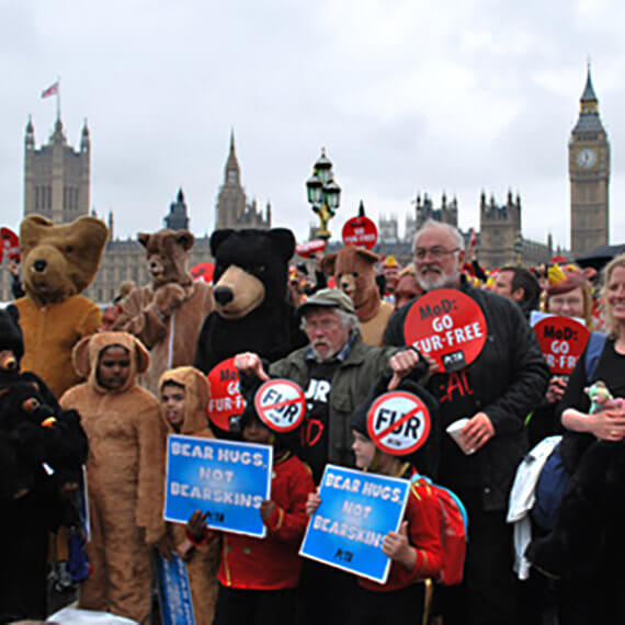 UnBEARable Cruelty – The King’s Guard’s Caps Are Still Made Using the Fur of Slaughtered Bears